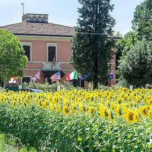 Hotel Maya, Cascina